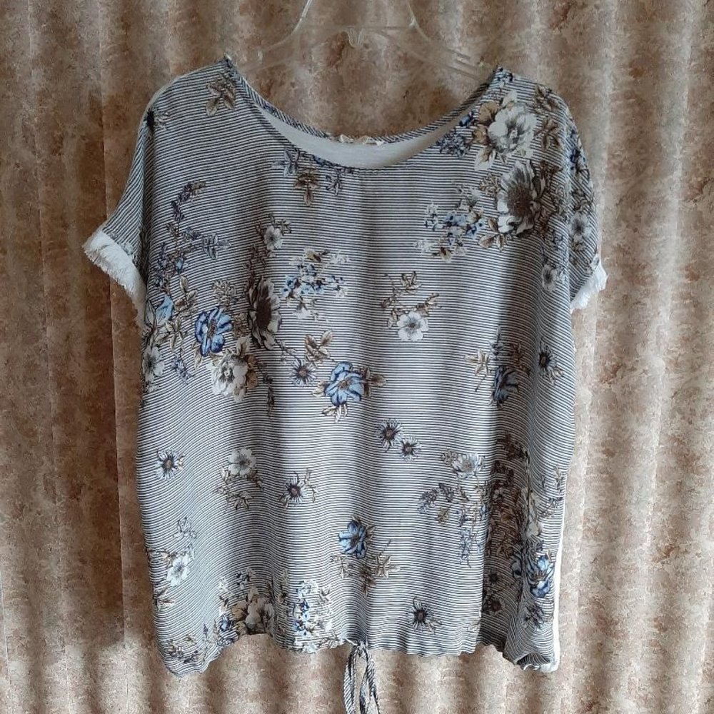 EUC Mystree stripe/floral boxy top size Medium
